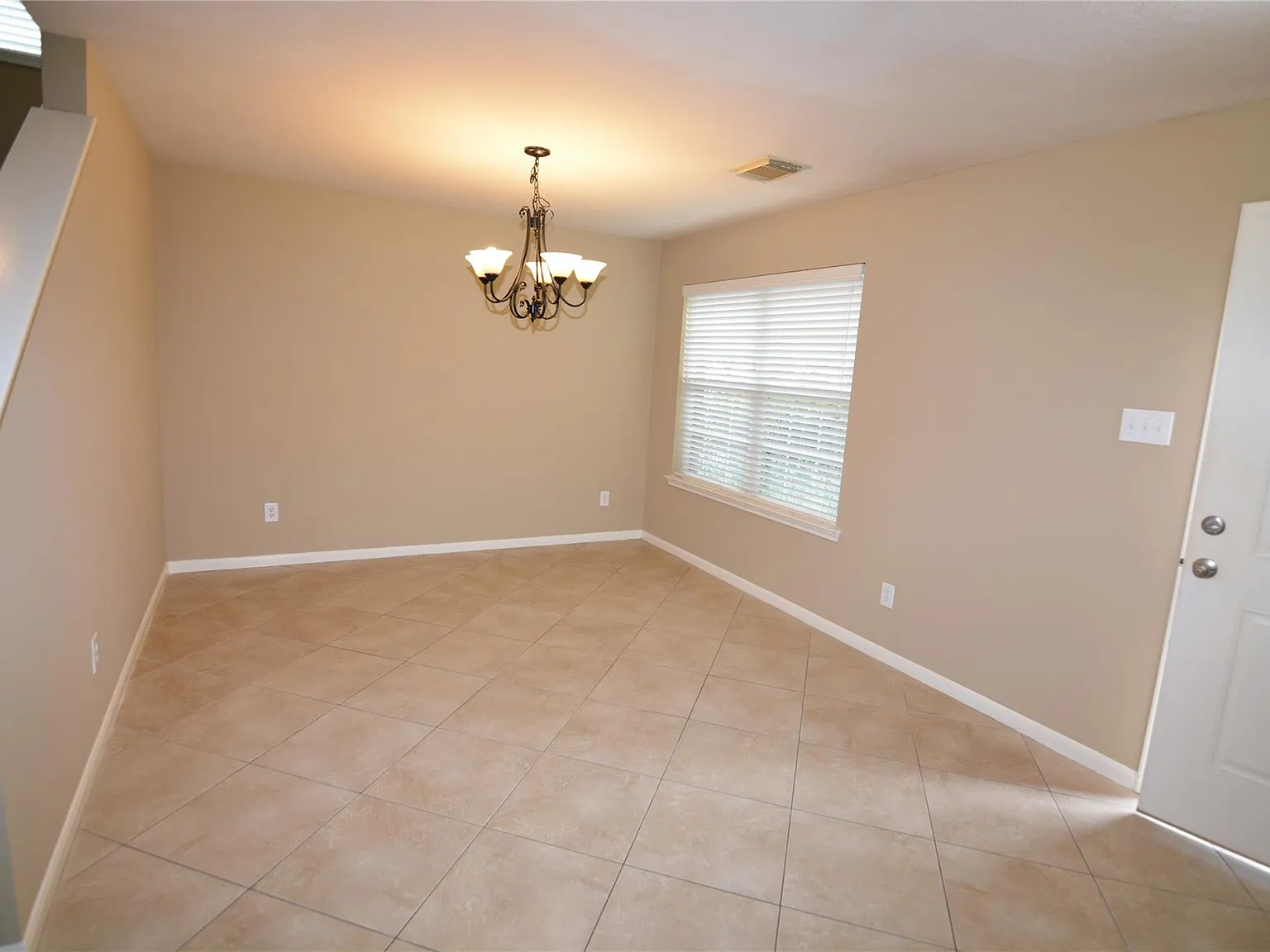 4 bed, 2.5 bath, 2736 sqft, $2,200 — Photo 3