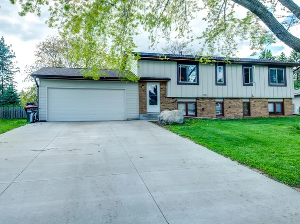 511 Lakewood Dr S, Maplewood, MN 55119