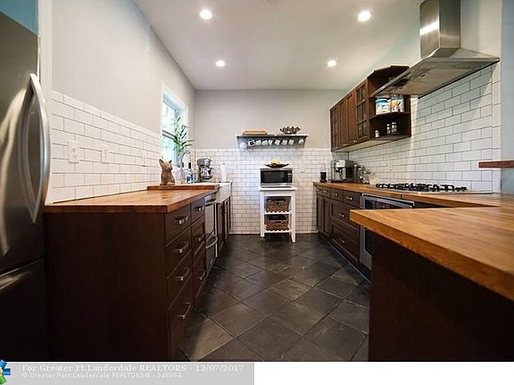 3rd image of 823 SW 26th Ct