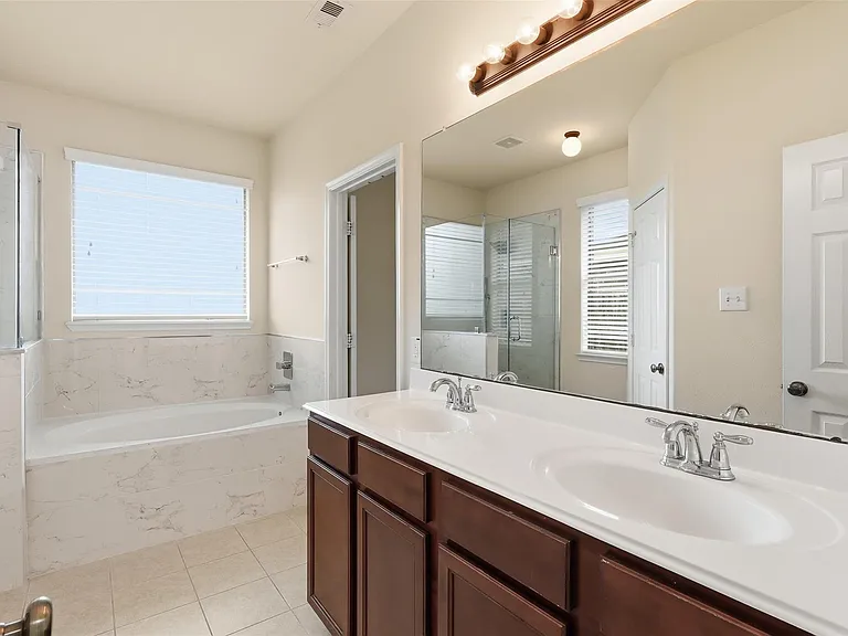 1911 Vale Brook Dr — Photo 17
