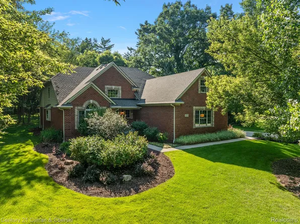 4574 Clifford Rd, Brighton, MI 48116