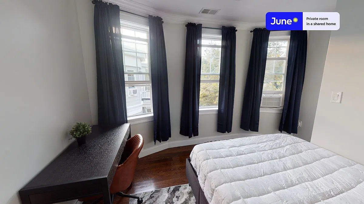 Queen bedroom in 5 bed/1.5 bath home in Brighton #571 B — Photo 3