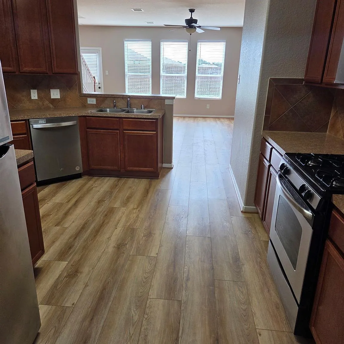 4 bed, 3.0 bath, 2394 sqft, $2,400 — Photo 4
