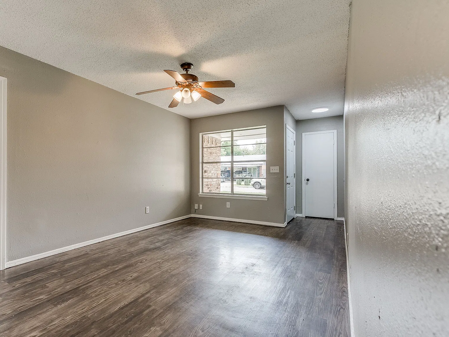 3 bed, 1.5 bath, 1117 sqft, $1,300 — Photo 2