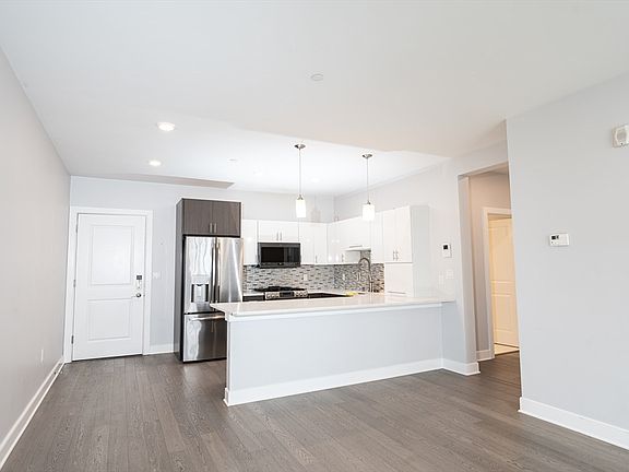 2nd image of 18 Cliveden St Unit 402