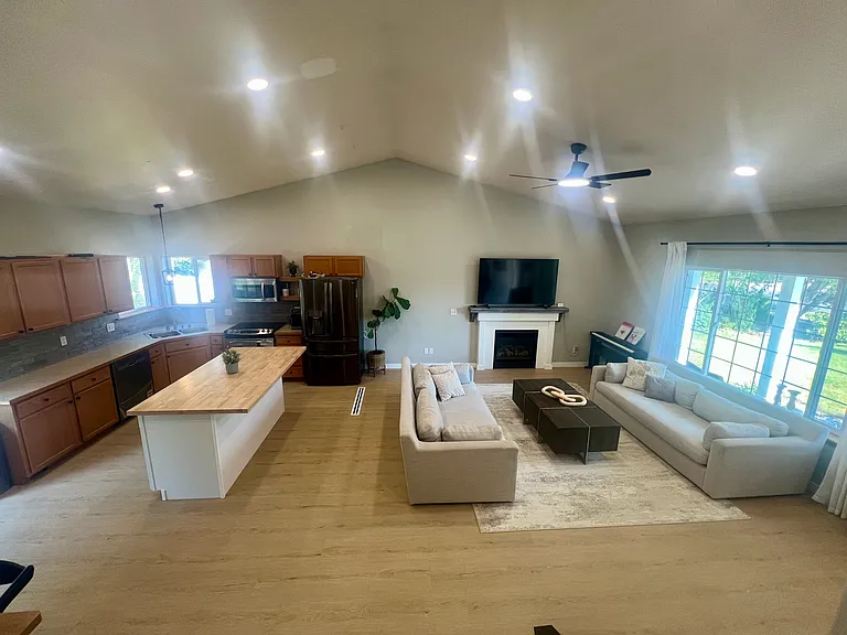 2093 E Greenleaf Ln — Photo 7