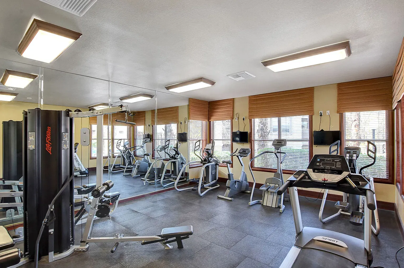 2 bed, 1089 sqft, $1,621 — Photo 2