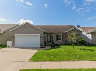 4 Frontier Ct, Le Claire, IA 52753