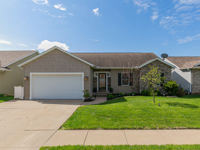 4 Frontier Ct, Le Claire, IA, 52753