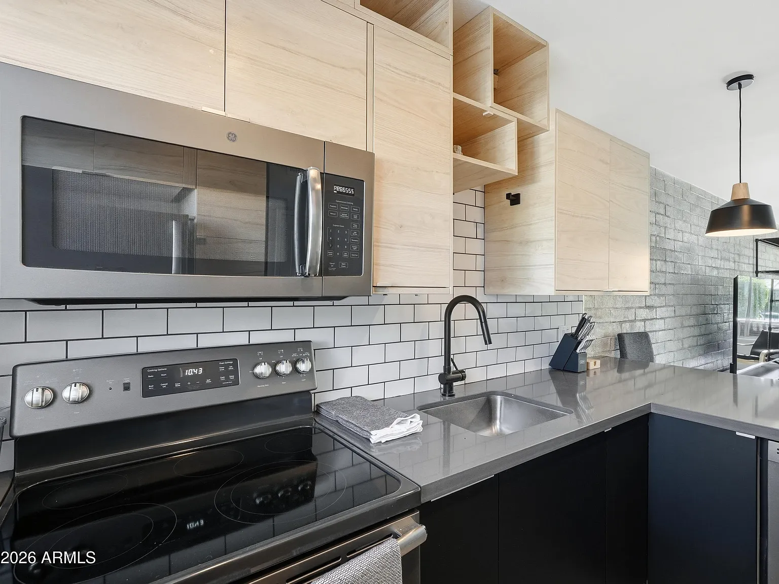 2 bed, 1.5 bath, 1039 sqft, $2,200 — Photo 2