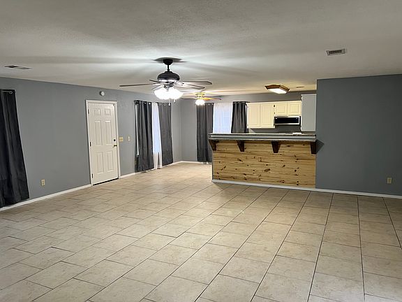 4th image of 411 Hilltop Dr