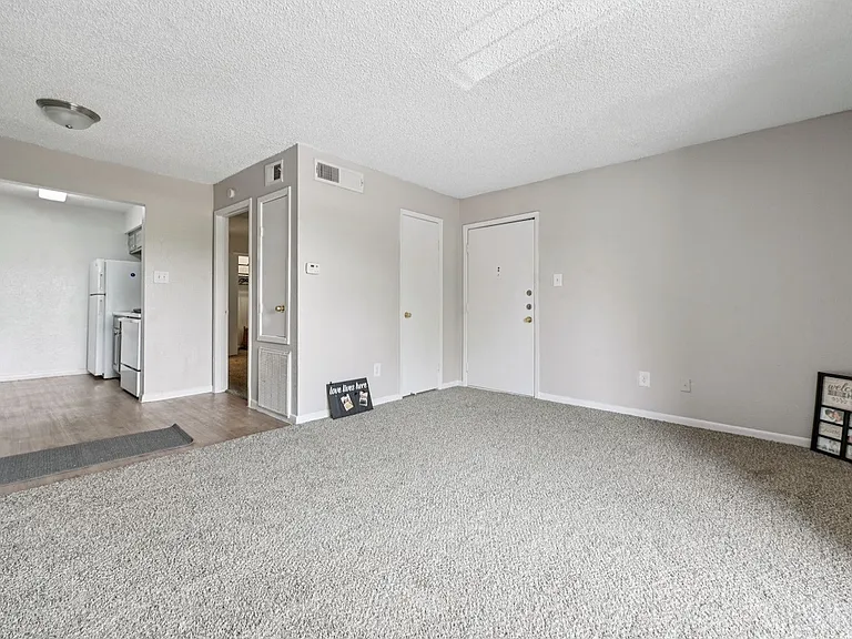 Pine Creek Apartments — Photo 17