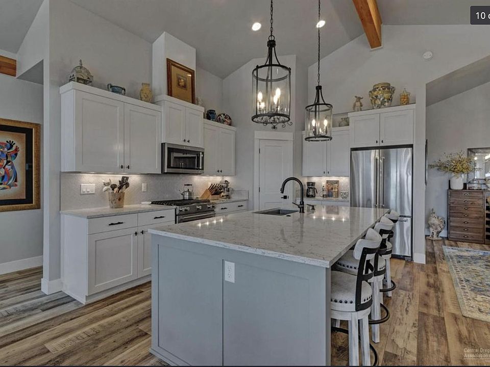 Roomy kitchen with plenty of storage, along with a pantry.