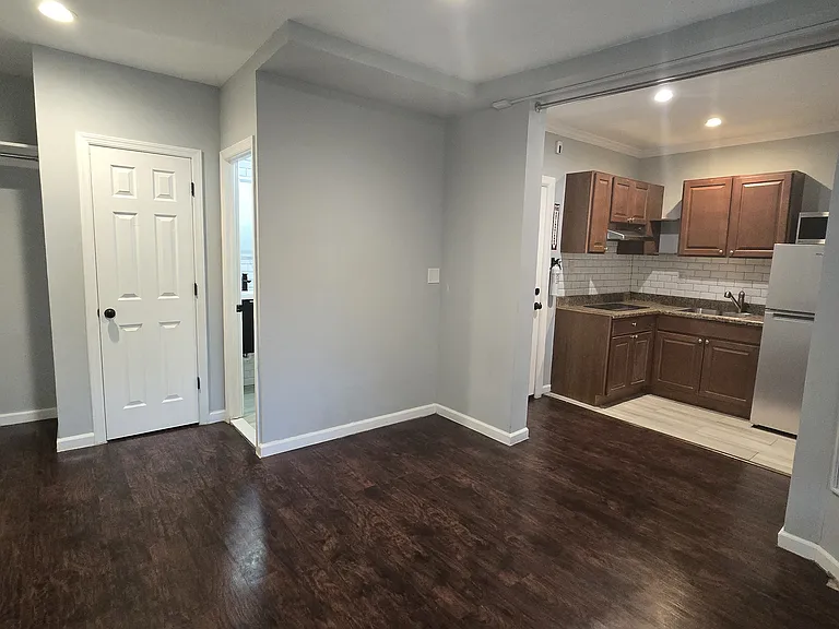 23 Seymour Ave #2B — Photo 1