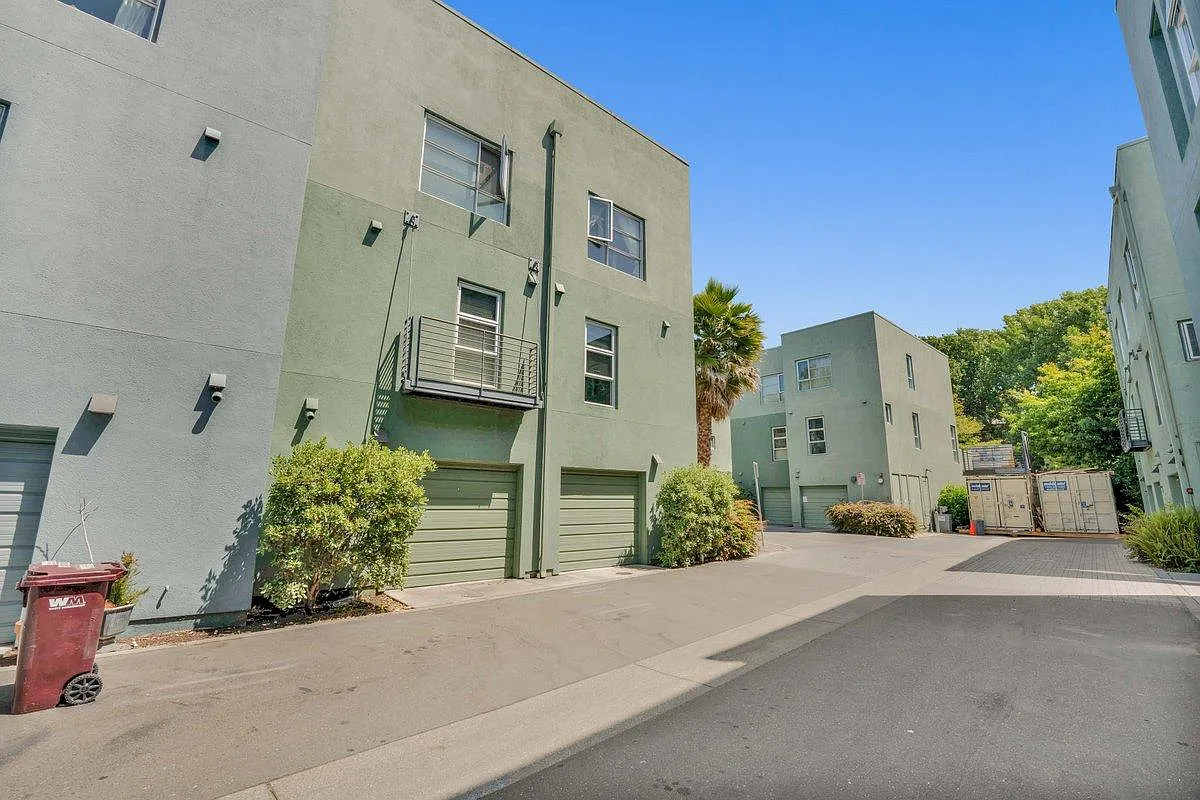 2 bed, 2.5 bath, 1303 sqft, $3,650 — Photo 4