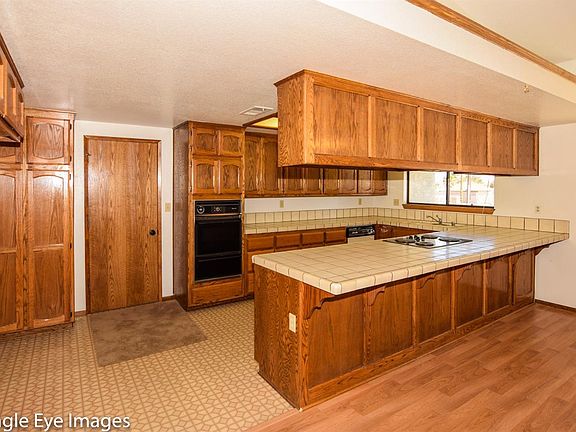 5th image of 7576 Farmdale Ave