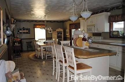 Family Room w/ gas fireplace