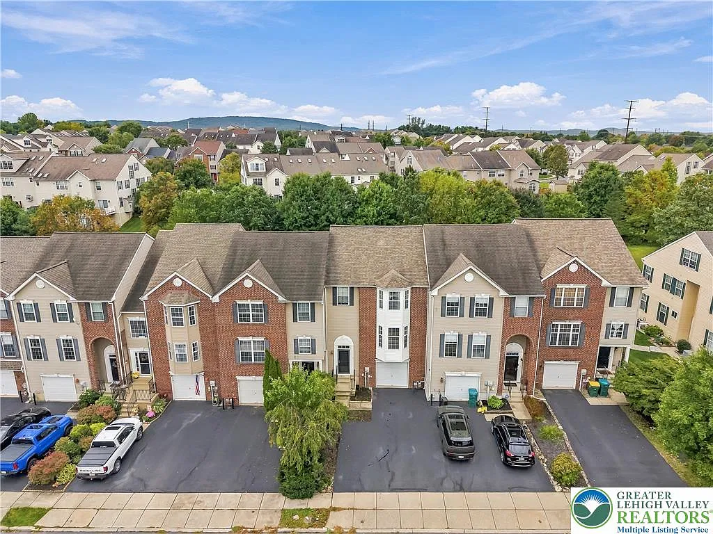 3 bed, 2.5 bath, 2226 sqft, $3,000 — Photo 2