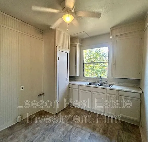 2544 Dupont St — Photo 14