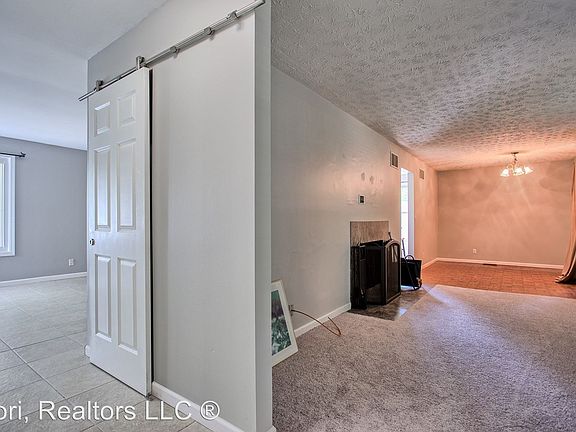 5th image of 8 Dogwood Ln