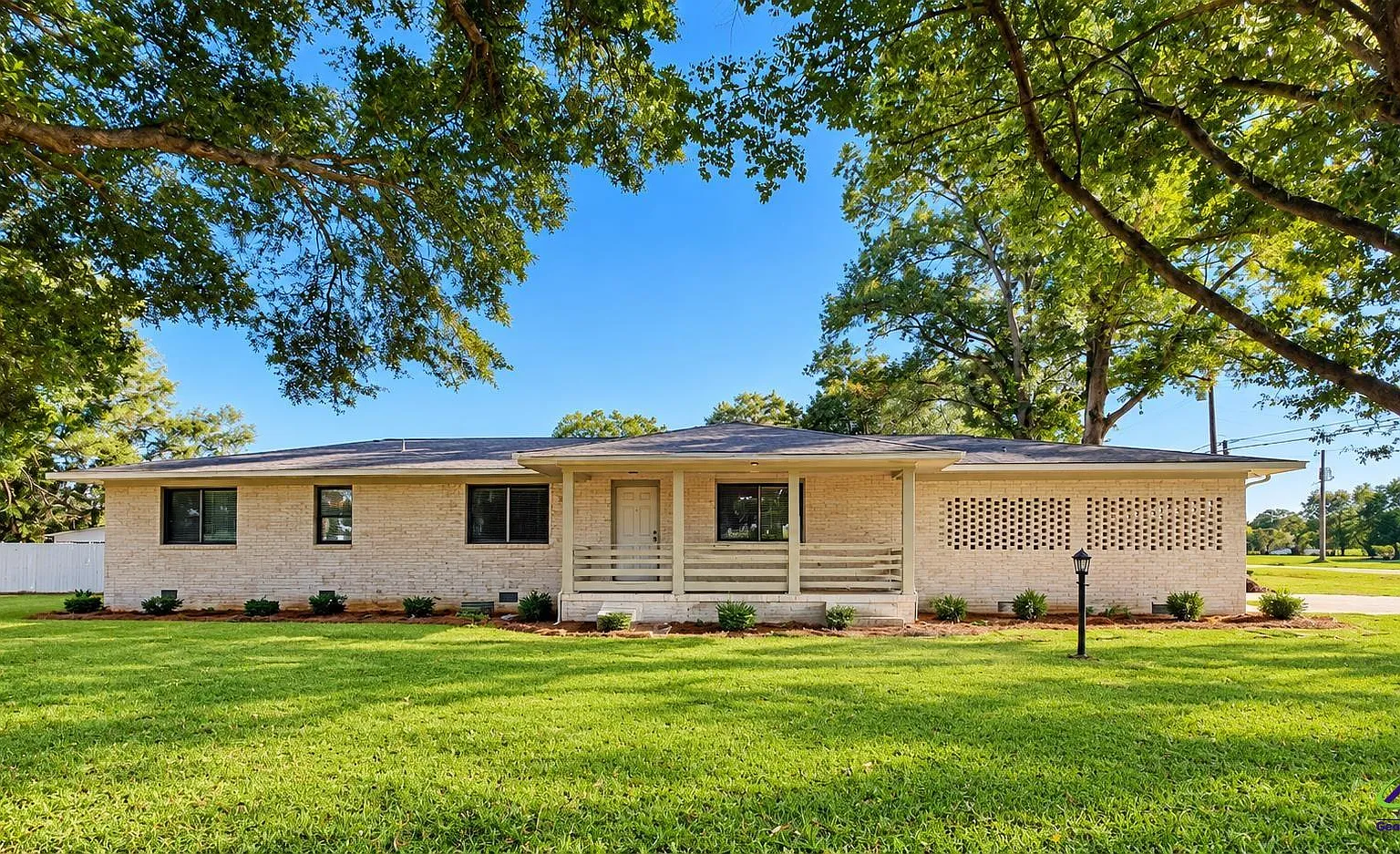 4 bed, 2.0 bath, 2200 sqft, $2,500 — Photo 1