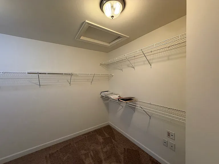 Master Closet (Huge)