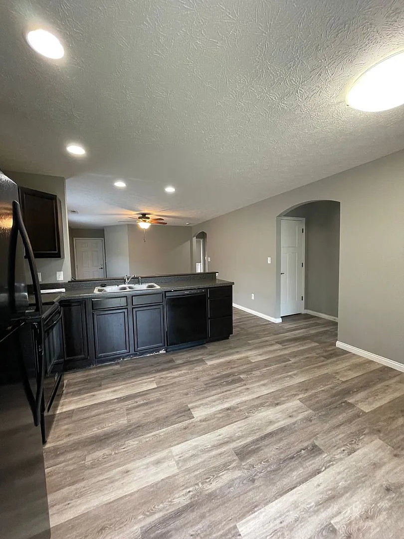 Three Bedroom Single Family Home — Photo 3
