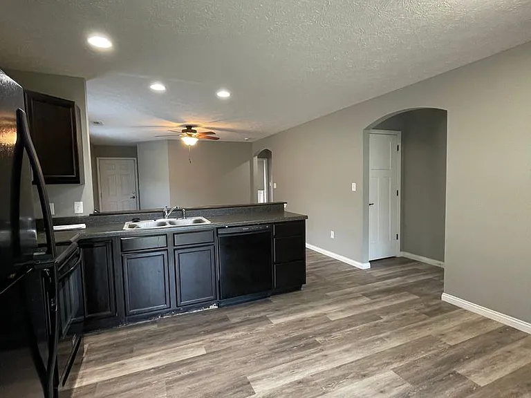1329 Sourgum Ln — Photo 3