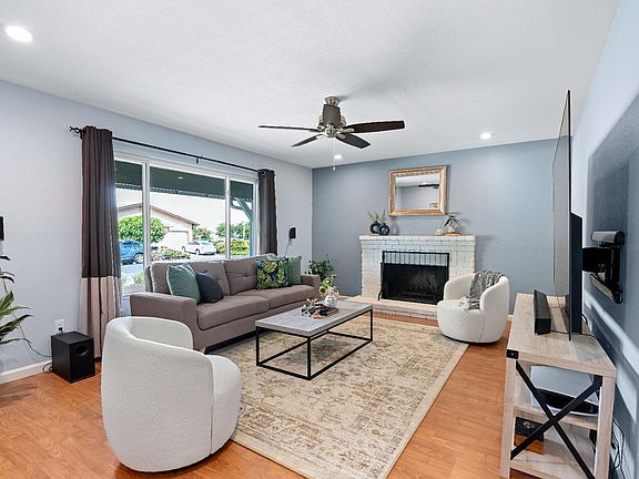 4th image of 733 Whispering Bay Lane