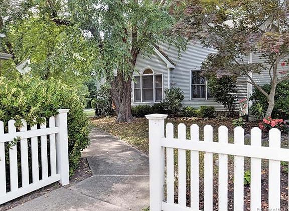2nd image of 4909 Abbotsford Mews #Na