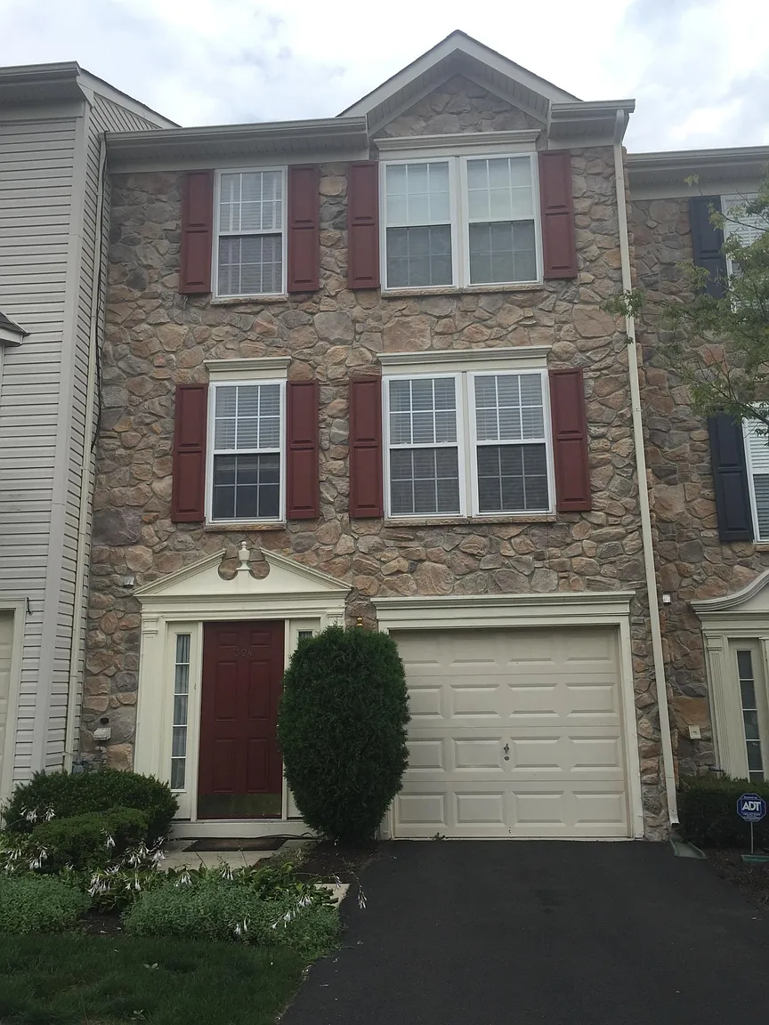 304 Anthony Ct photo 1