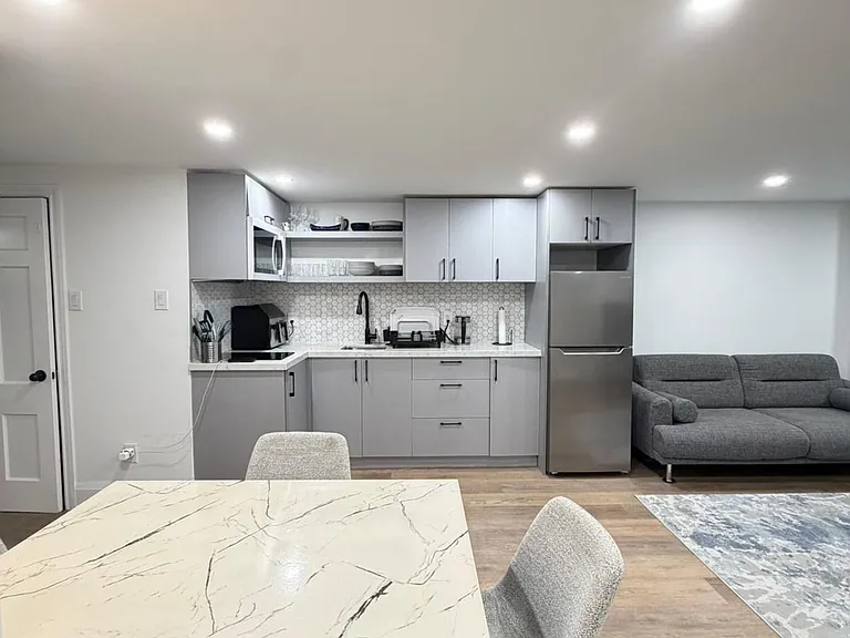 6 Woodvale Cres #LOWER — Photo 18