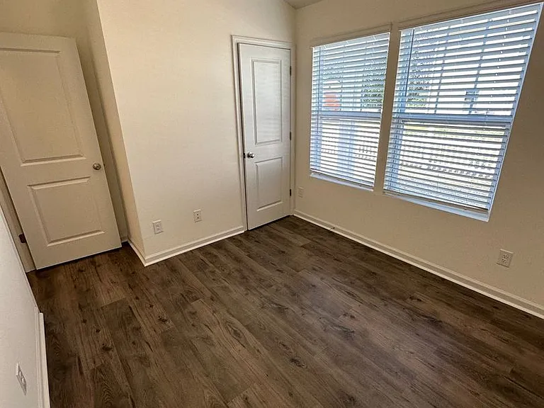3218 Capitol Dr — Photo 6