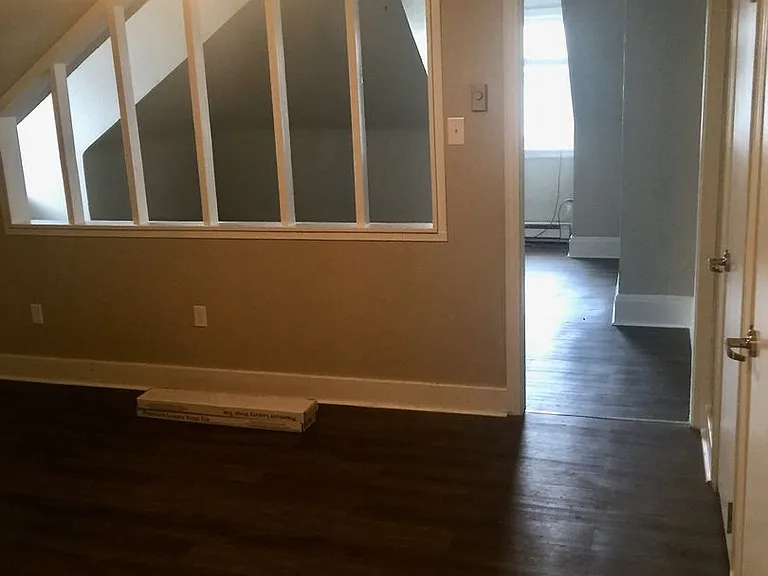 300-302 W Sycamore St — Photo 5