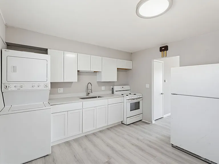 14921 Myola Ave — Photo 10