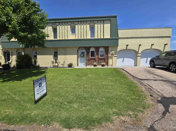 207 Castillian Blvd, Hays, KS 67601