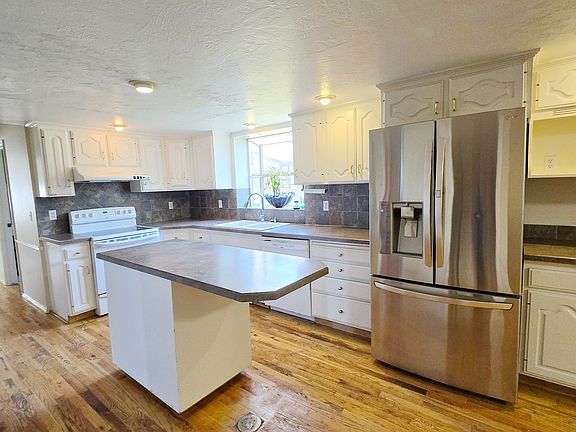 Main floor, kitchen