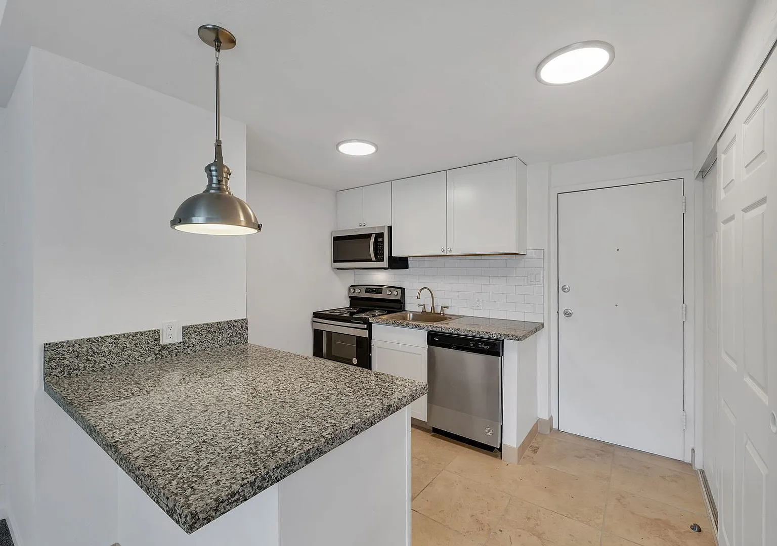 300 Holcomb — Photo 1