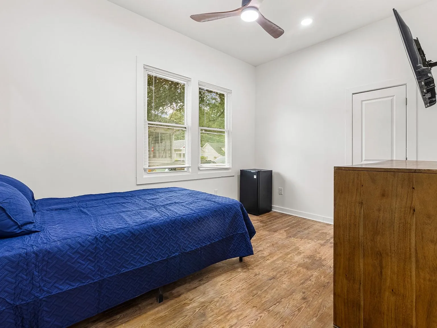 4 bed, 4.0 bath, 1600 sqft, $1,364 — Photo 3