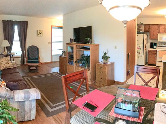 4th image of 301 1/2 Theresa St