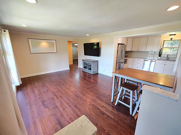 3rd image of 3127 Bel Air Dr