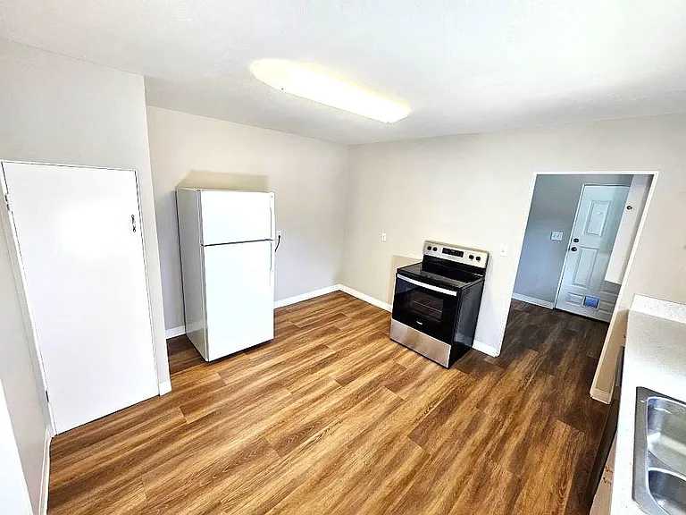 2600 W Jefferson St — Photo 5