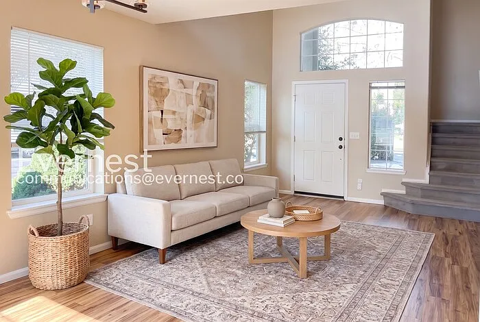 1121 Fenwick Dr — Photo 2