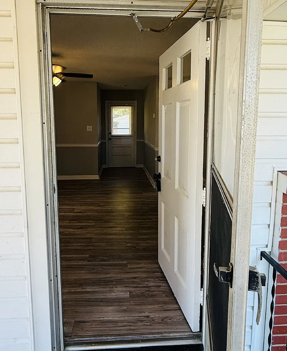 2 bed, 1.0 bath, 922 sqft, $1,250 — Photo 2
