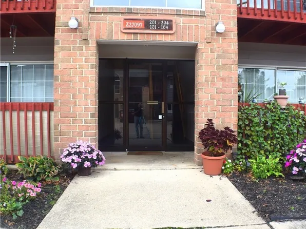 27097 Oakwood Cir, Olmsted Falls, OH 44138