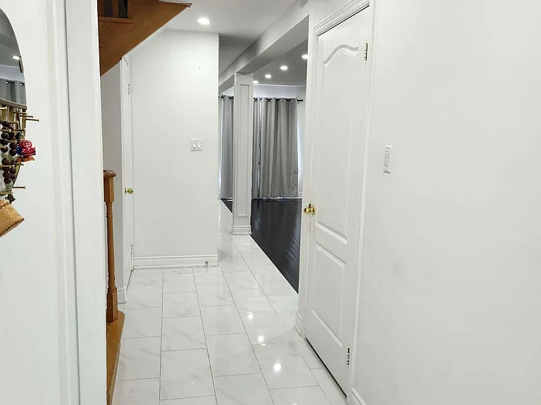 99 Corkwood Cres — Photo 2
