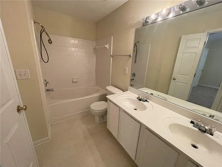 4085 Howell Park Rd — Photo 9