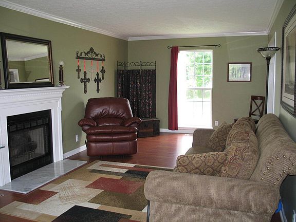 Large living room w/ gas fire place.