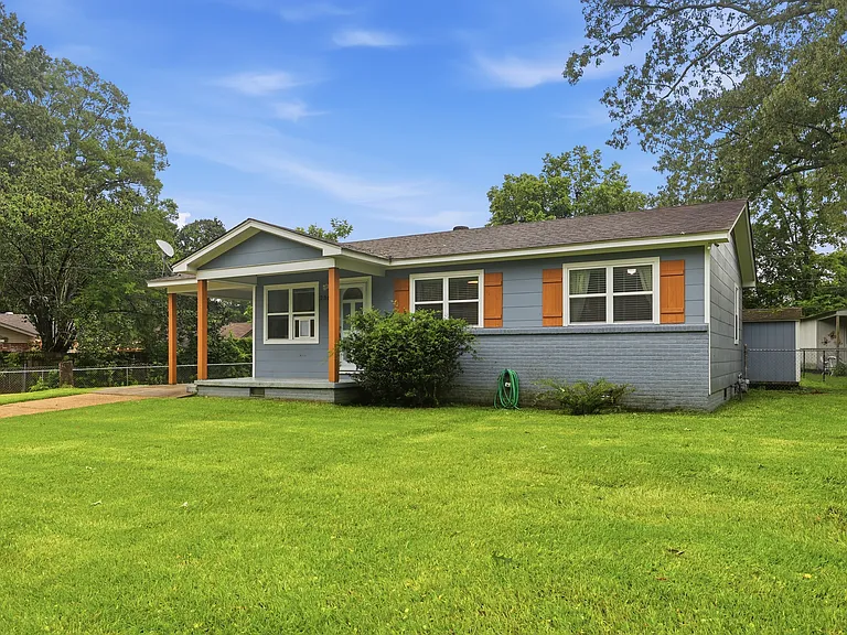 236 Lionel Rd — Photo 2