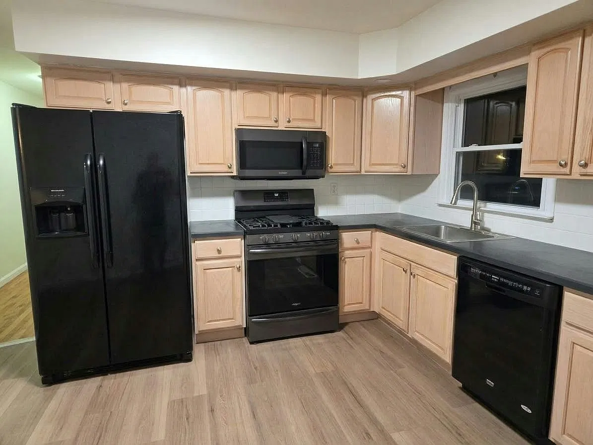 242 Munro Blvd — Photo 1